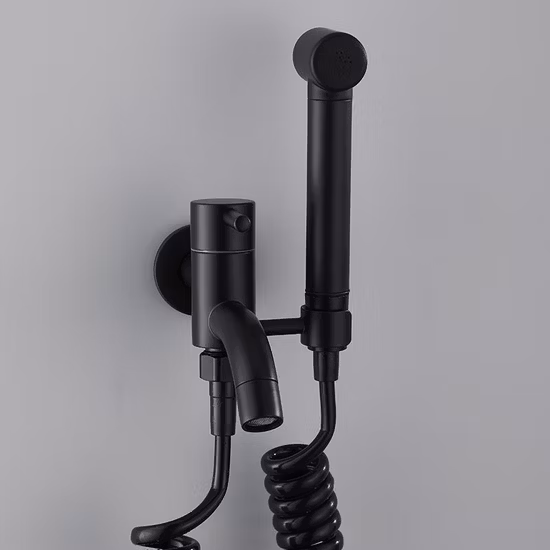 Spruzzatore manuale per bidet in ottone nero con valvola miscelatrice calda e fredda